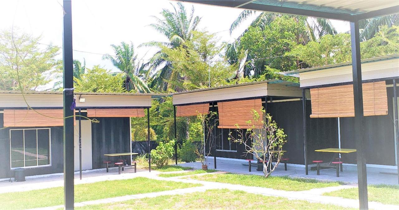 Hasina Resort @Sedili Kampong Bukit Lintang Exterior foto