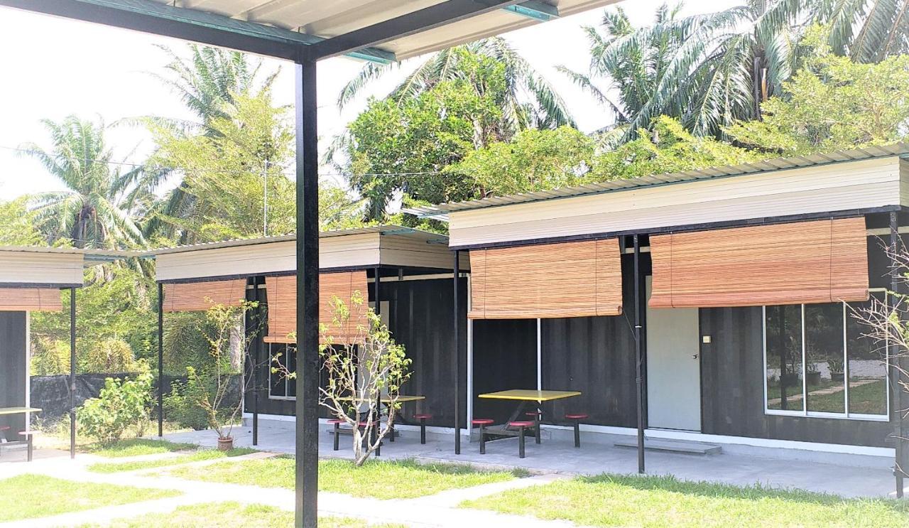 Hasina Resort @Sedili Kampong Bukit Lintang Exterior foto